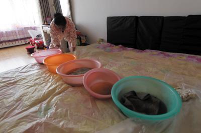 贵阳楼上漏水，住户失联，小区没物管，业主维权难！律师来支招……